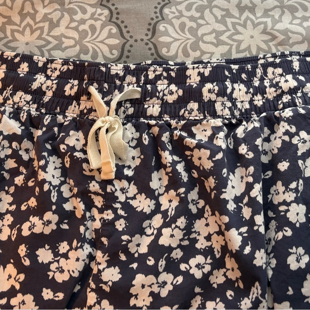 Old Navy Floral Women's Shorts - Picture 4 of 7